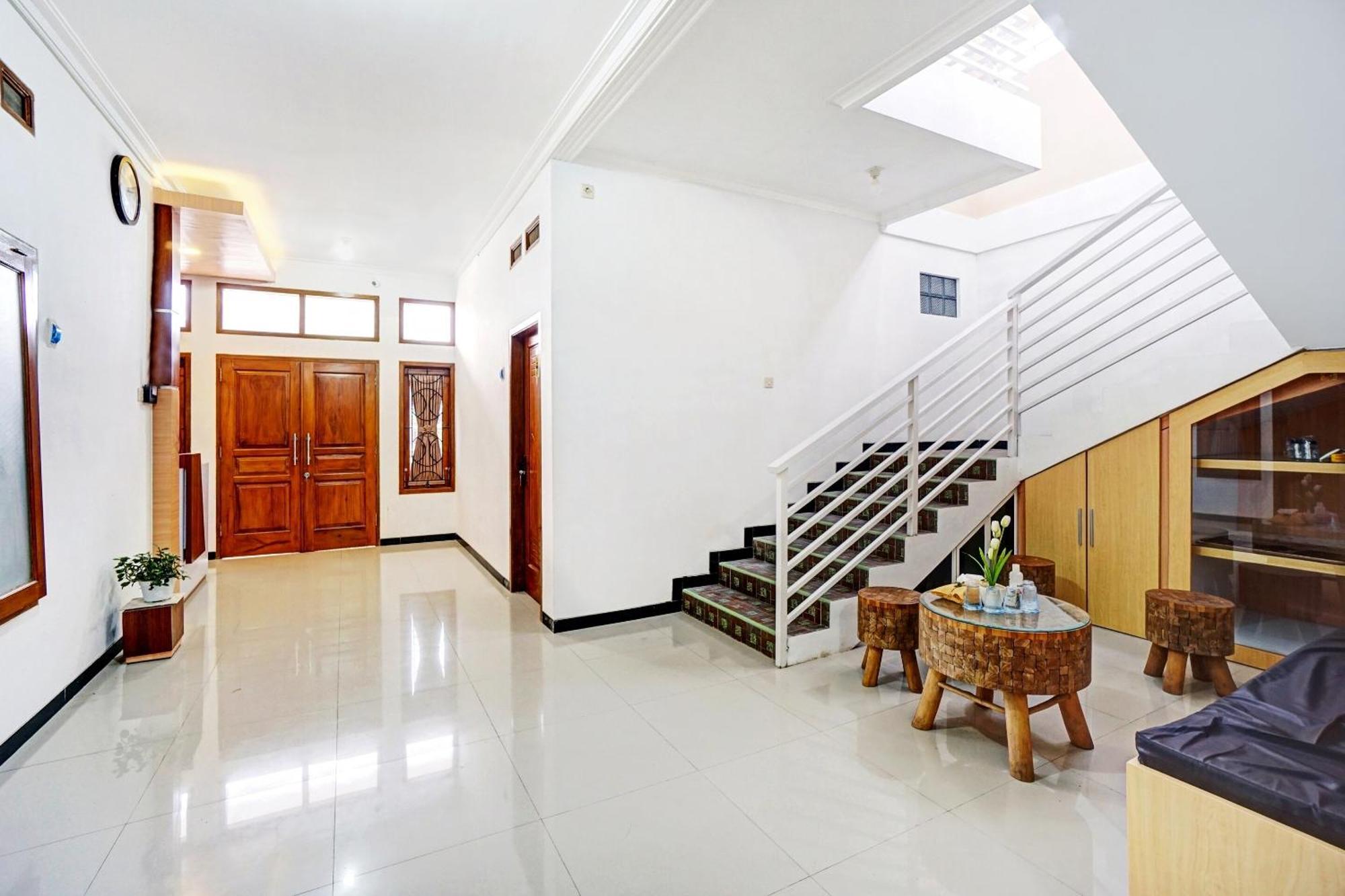 Avisha Guest House Syariah Malang Eksteriør bilde